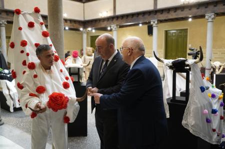 El patio de la Diputación exhibe la tradición carnavalesca de la provincia en la exposición ‘Vaquillas de Carnaval segovianas’, en la que han participado catorce pueblos
